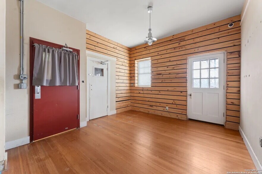 More Photos Of 2323 Buena Vista St, San Antonio Freestanding For Sale