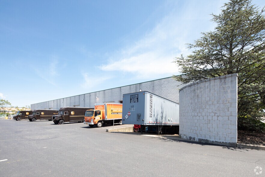 More Photos Of 630 Broadway Ave, Holbrook Warehouse For Lease
