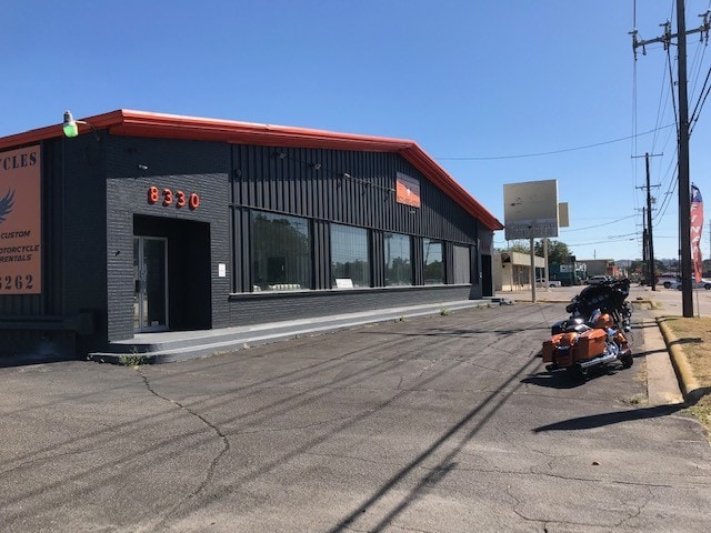 More Photos Of 8326-8330 Harry Hines Blvd, Dallas Auto Repair For Lease