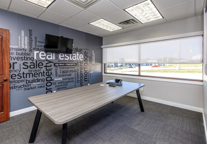 More Photos Of 3709 N Harrison St, Davenport Office For Sale