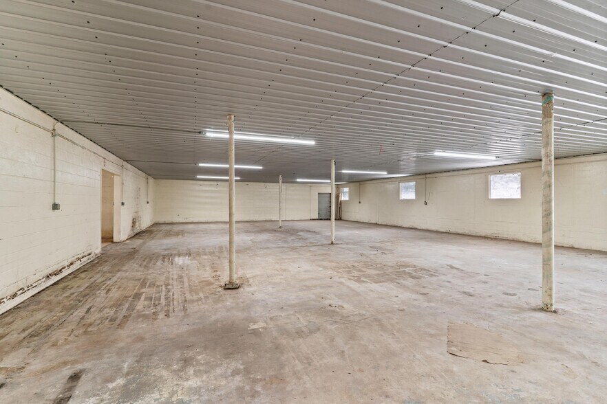 More Photos Of 1402 Riverbend Rd, Dalton General Retail For Sale