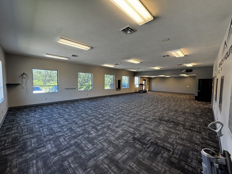 More Photos Of 5790 N 33rd Cir, Lincoln Office For Sale