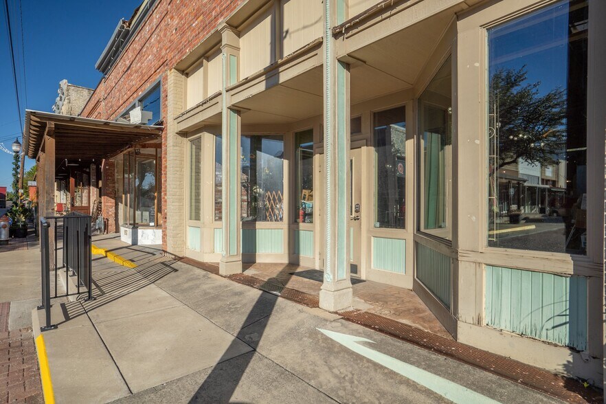 More Photos Of 107 S Main St, Farmersville Storefront For Sale