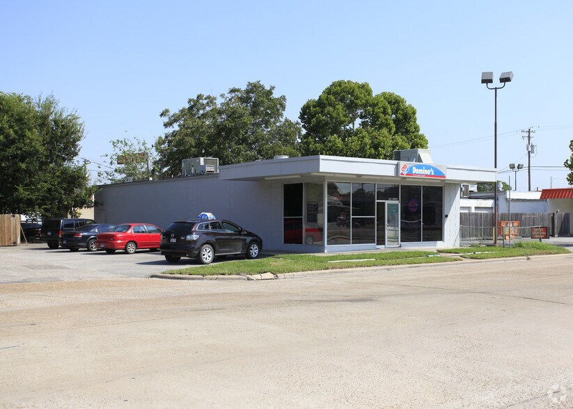 Primary Photo Of 112 W Coombs St, Alvin Freestanding For Sale