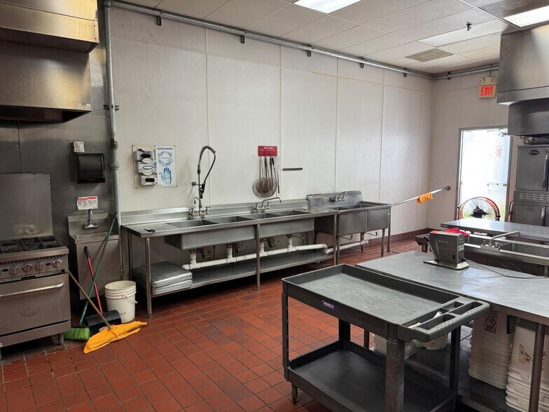 More Photos Of 7700 NW 37th Ave, Miami Manufacturing For Lease