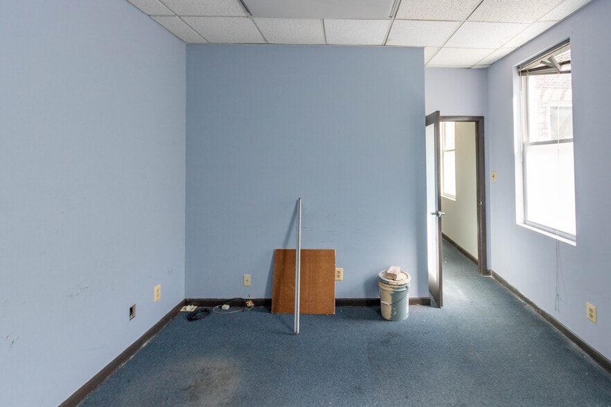 More Photos Of 115 W Saratoga St, Baltimore Storefront Retail Residential For Sale