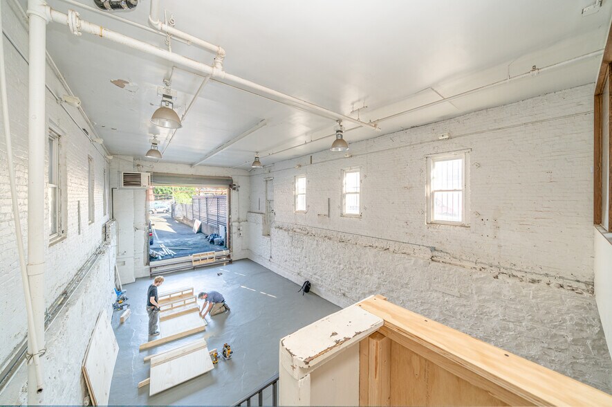 More Photos Of 279 Frost St, Brooklyn Light Distribution For Lease