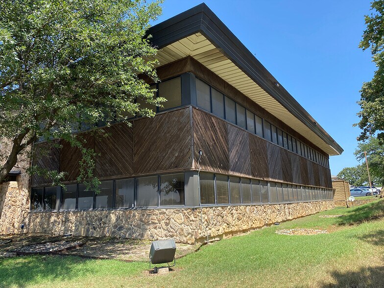 More Photos Of 3901 Airport Fwy, Bedford Office For Lease