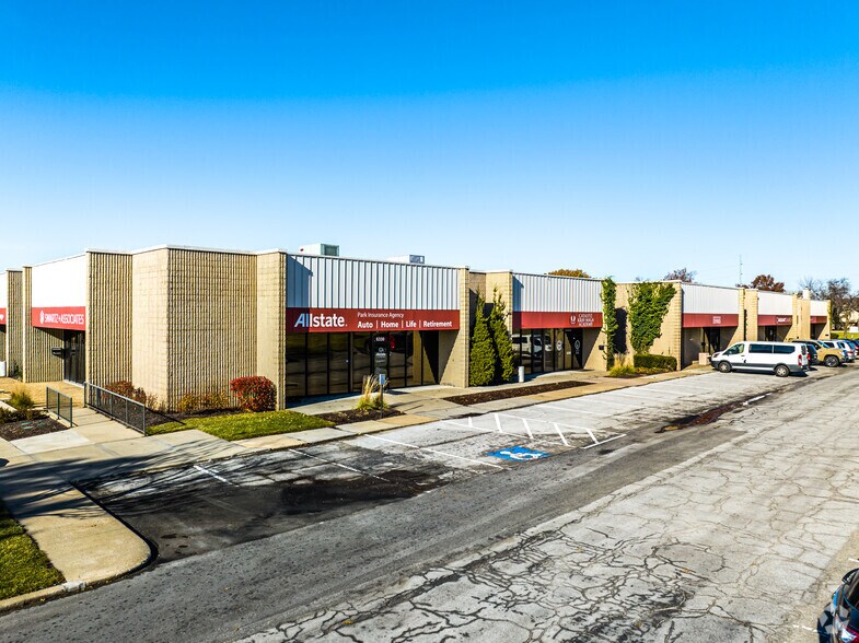 More Photos Of 6300-6418 College Blvd, Overland Park Unknown For Lease