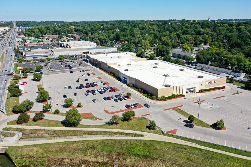 More Photos Of 909 S 72nd St, Omaha Department Store For Sale