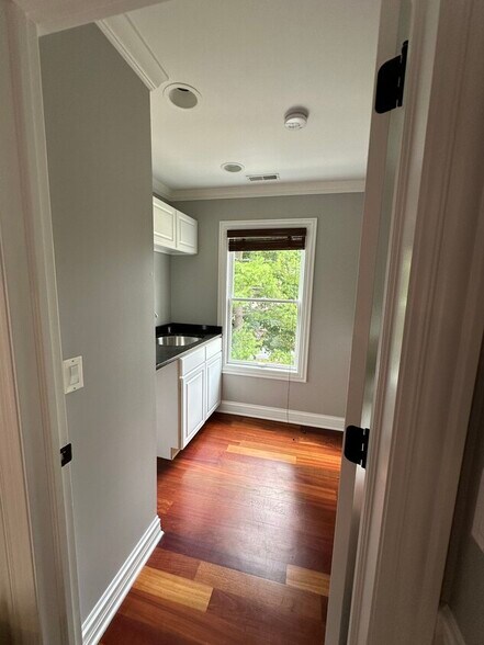 More Photos Of 501 W Main St, West Dundee Storefront Retail Office For Lease