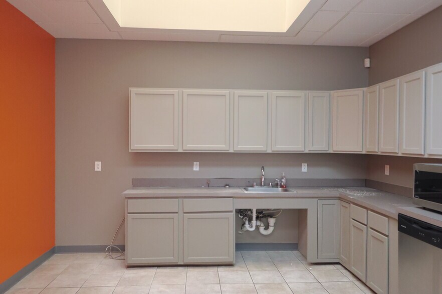 More Photos Of 2703 W Mockingbird Ln, Dallas Flex For Lease