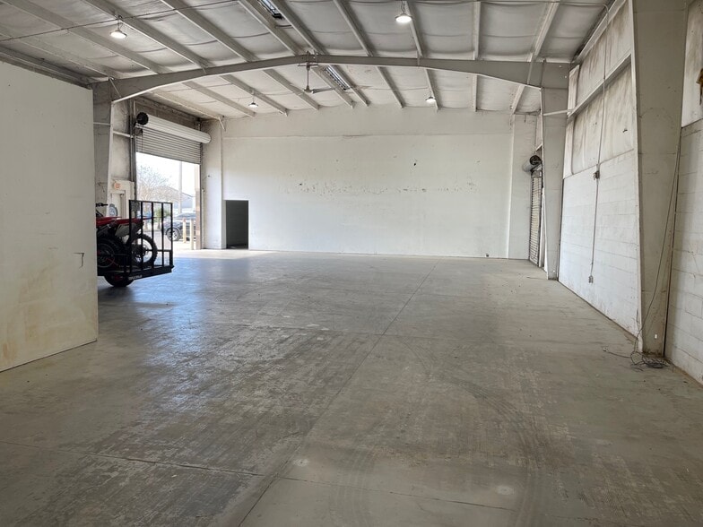 More Photos Of 2337-2341 72nd Dr E, Sarasota Warehouse For Lease
