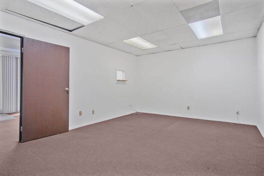 More Photos Of 6747 Odessa Ave, Van Nuys Office For Lease