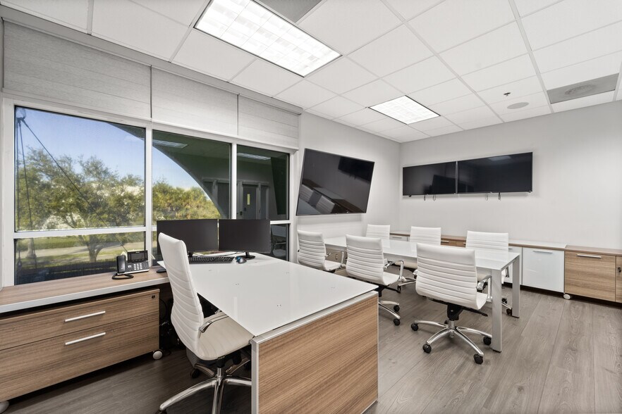 More Photos Of 7860 NW 46th St, Doral Distribution For Lease
