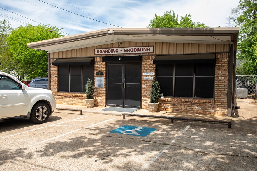 More Photos Of 104 W Main St, Whitehouse Veterinarian Kennel For Sale