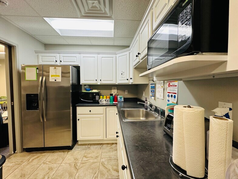 More Photos Of 90 Eastgate Dr, Washington Medical For Sale