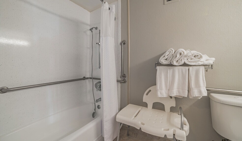 More Photos Of 325 Main St, Keokuk Hotel For Sale