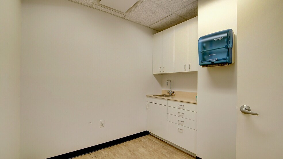 More Photos Of 2 Kings Hwy, Middletown Medical For Lease