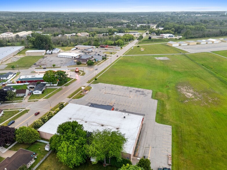 More Photos Of 2330 Menasha Ave, Manitowoc Supermarket For Sale