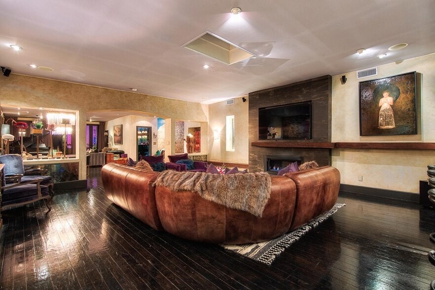 More Photos Of 213 Printers Aly, Nashville General Retail For Sale