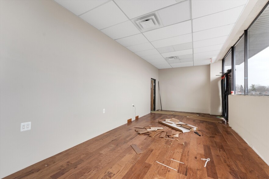 More Photos Of 18703 E 10 Mile Rd, Roseville Storefront For Lease