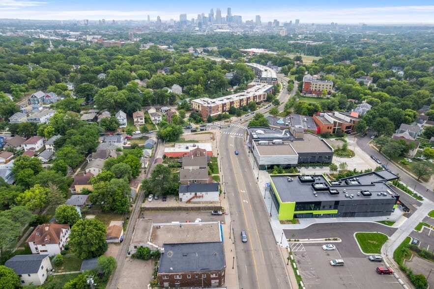 More Photos Of 2038 W Broadway Ave, Minneapolis Storefront For Sale