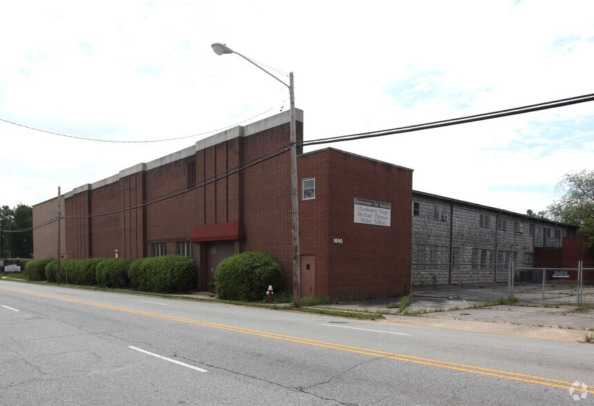 More Photos Of 1690 W English Rd, High Point Showroom For Sale