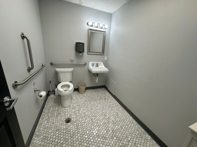 More Photos Of 7125 Metropolitan Blvd, Barnhart Unknown For Lease