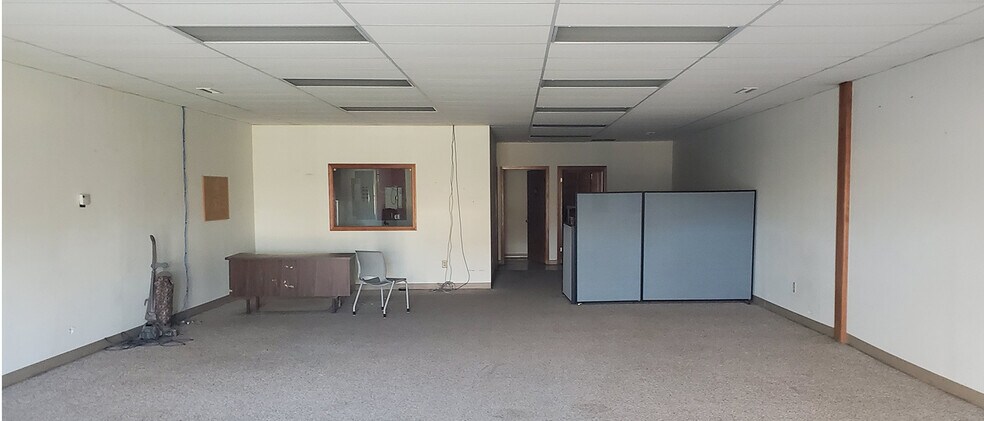 More Photos Of 231 SE 53rd St, Topeka Warehouse For Lease