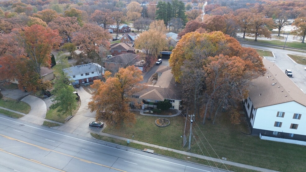 Primary Photo Of 2920 Douglas Ave, Des Moines Apartments For Sale