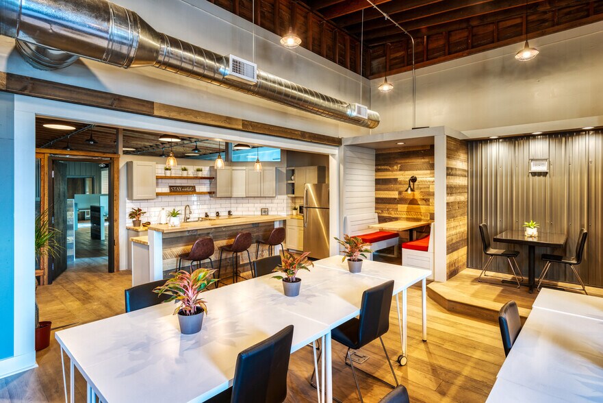 More Photos Of 206 S Market St, Elizabethtown Office For Lease