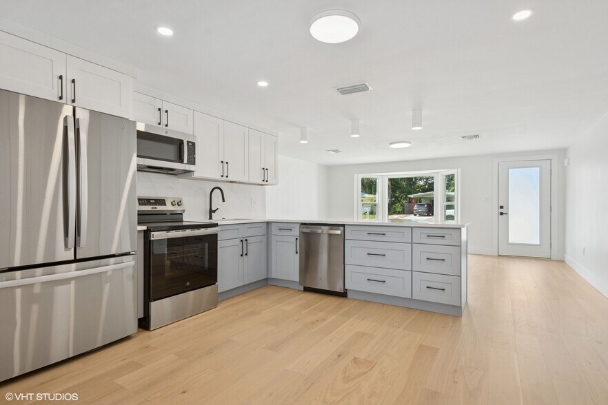 More Photos Of 2655 Bay St, Sarasota Apartments For Sale