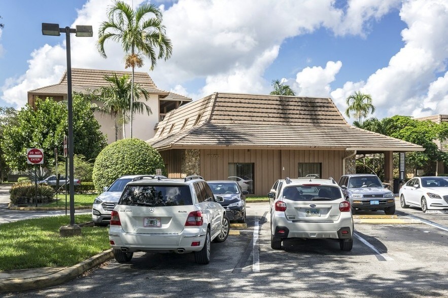 More Photos Of 7800 W Oakland Park Blvd, Sunrise Medical For Lease
