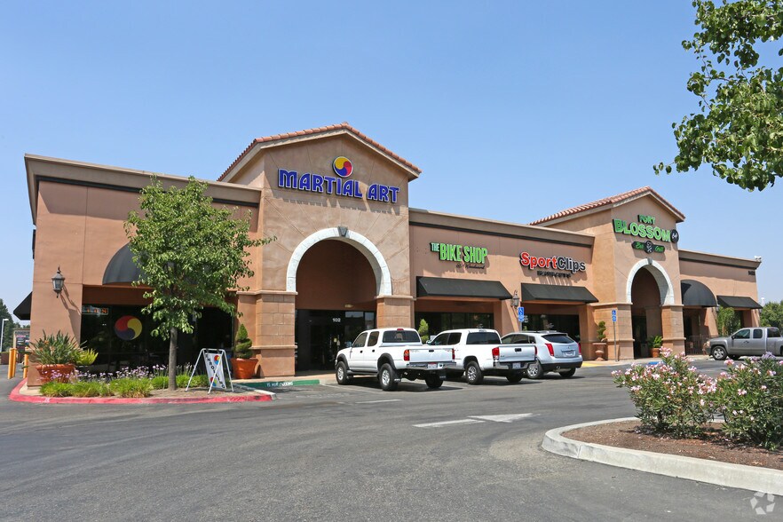 More Photos Of 9433-9447 N Fort Washington Rd, Fresno General Retail For Lease