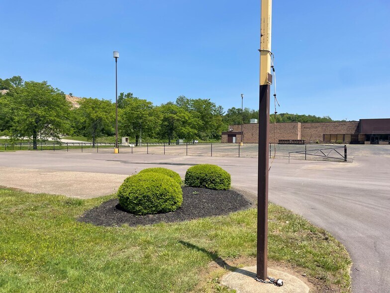 More Photos Of 1597 S Washington St, Millersburg Department Store For Lease