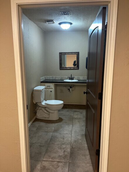 More Photos Of 1920 NW Cache Rd, Lawton Storefront Retail Office For Lease