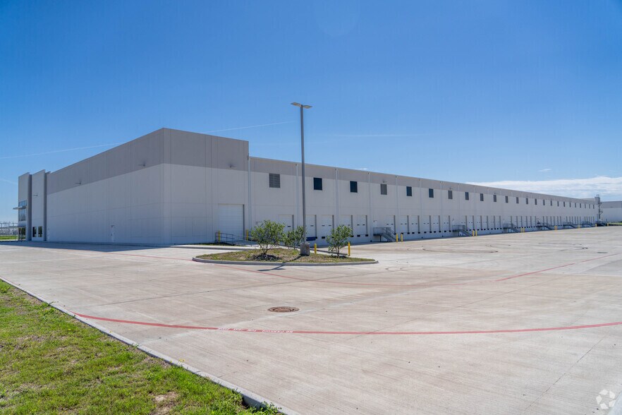 More Photos Of 13930 Journey Rd, Houston Warehouse For Sale