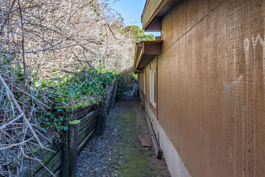 More Photos Of 802 Washington St, Port Townsend General Retail For Sale