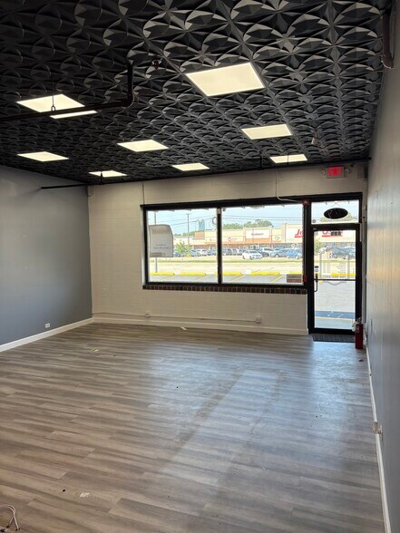 More Photos Of 925-929 S York St, Elmhurst Storefront Retail Office For Lease