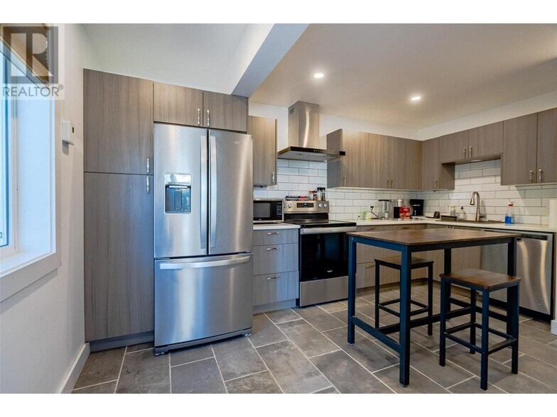 More Photos Of 1810 1 St, Fruitvale Apartments For Sale