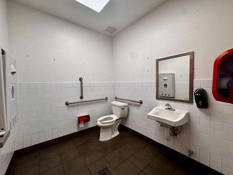 More Photos Of 5015 Hinkleville Rd, Paducah Restaurant For Lease