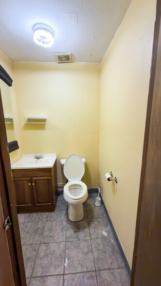 More Photos Of 2604 NE 19th Dr, Gainesville Manufacturing For Sale