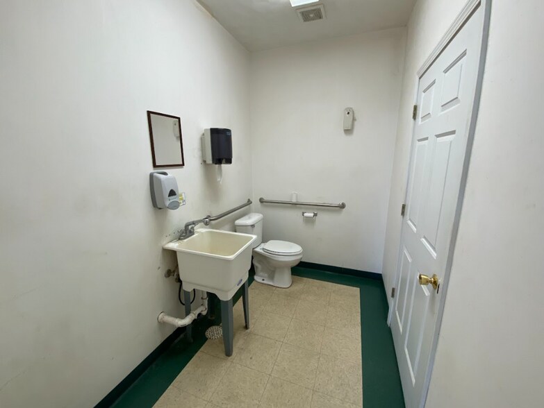 More Photos Of 780 S Chicago St, Geneseo General Retail For Lease