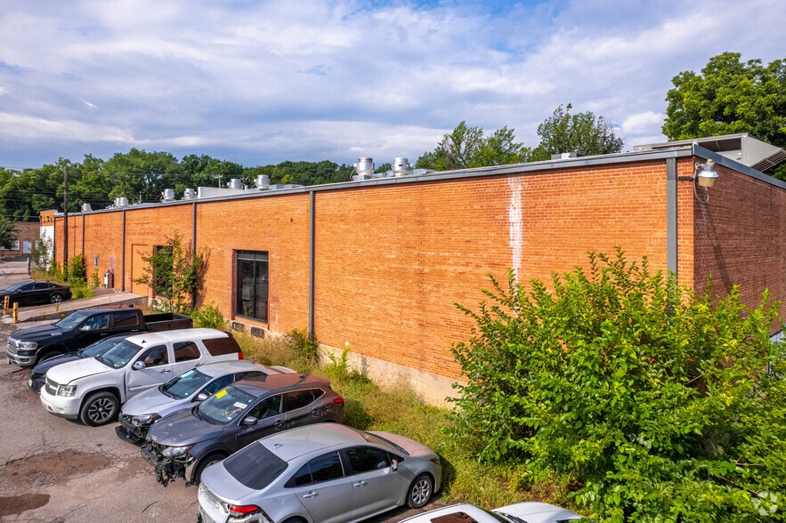 More Photos Of 921 W Commerce St, Dallas Warehouse For Lease