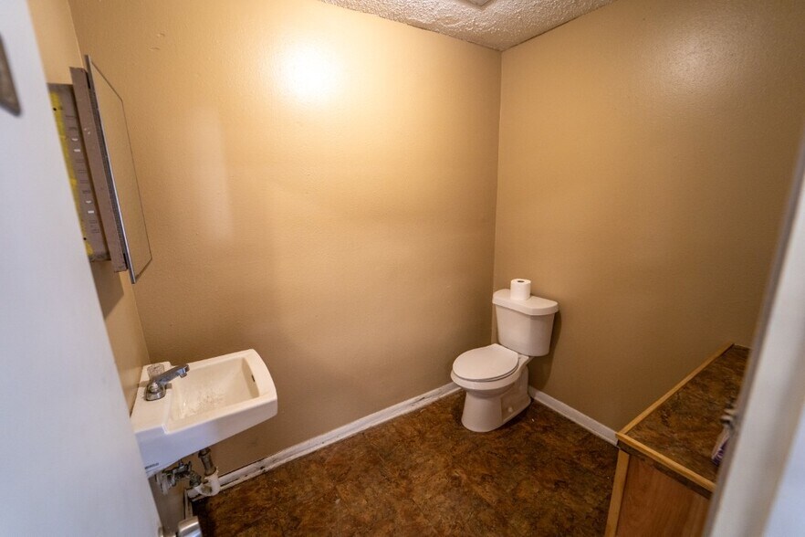 More Photos Of 6602 N Navarro St, Victoria General Retail For Sale