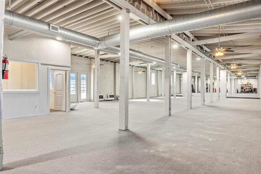 More Photos Of 2301 N Main St, Paris Freestanding For Sale