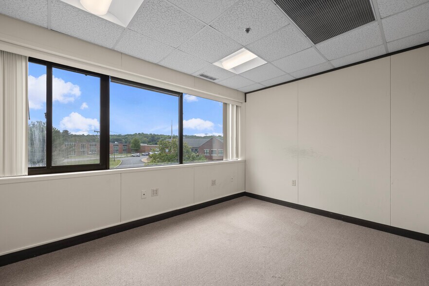 More Photos Of 1 Olde North Rd, Chelmsford Office For Lease