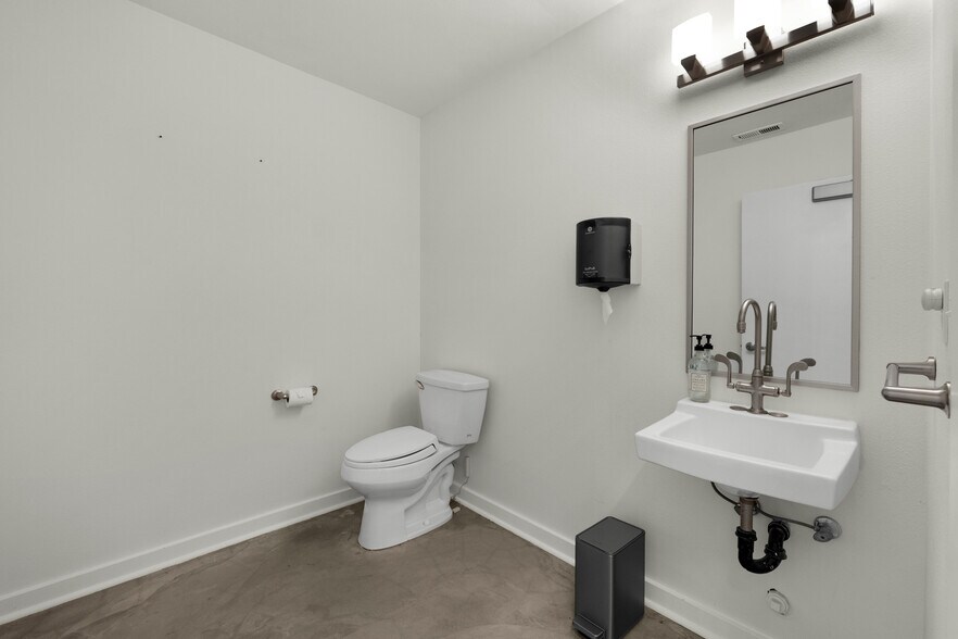 More Photos Of 809 S Holladay Dr, Seaside Showroom For Sale