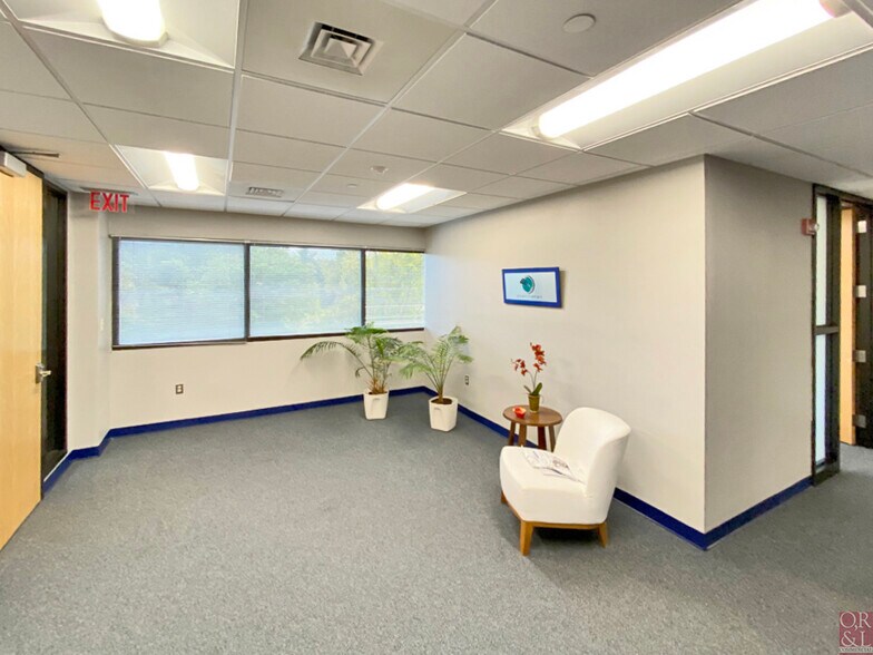 More Photos Of 360 Bloomfield Ave, Windsor Office For Lease